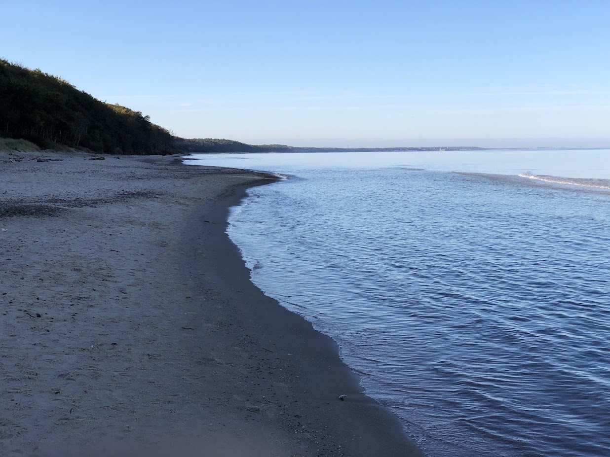 Plaża w Poddąbiu, w oddali Ustka