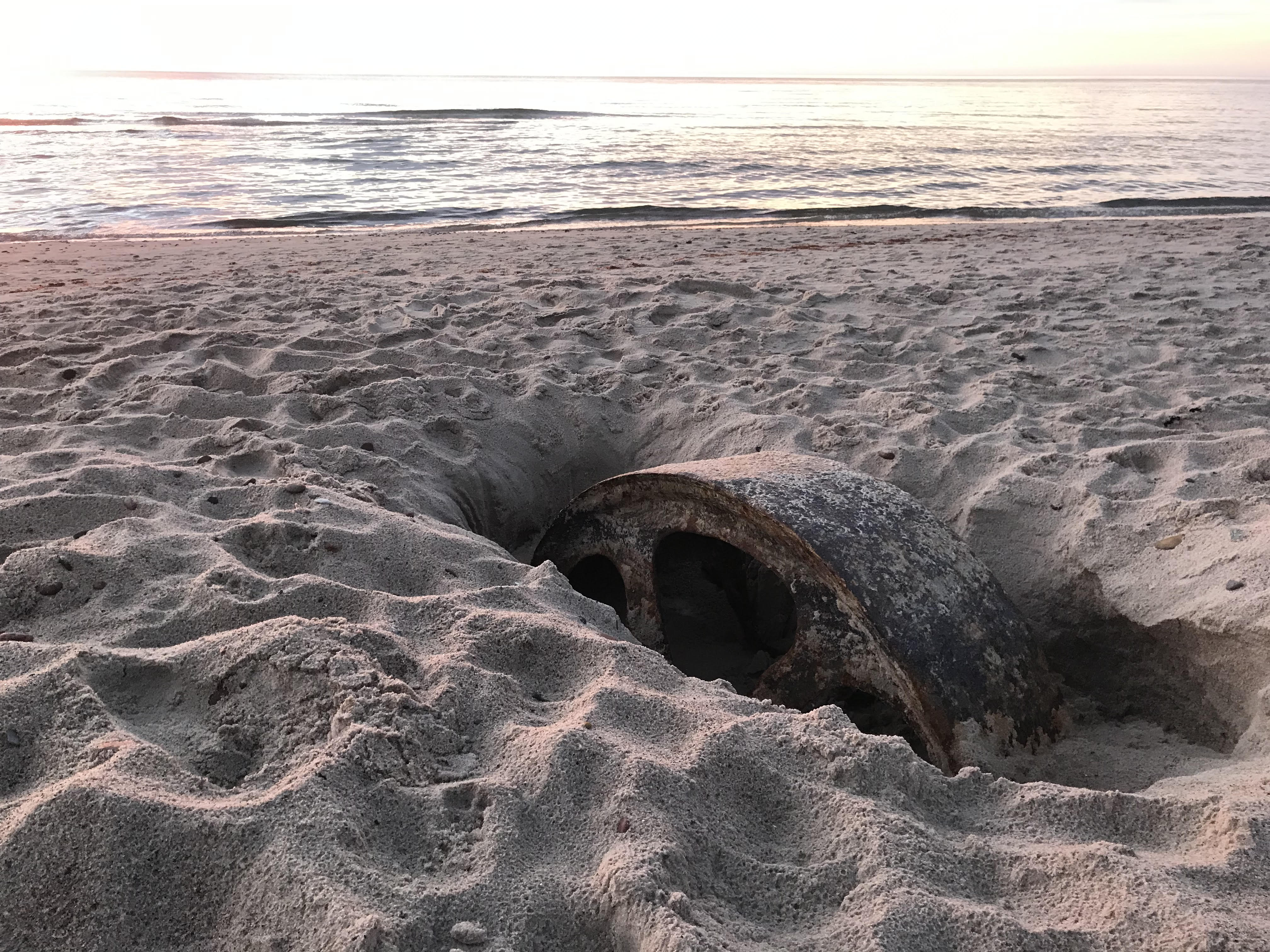 Plaża w Poddąbiu, koło zamachowe duńskiego torpedowca (tym razem zatopiony w piasku)